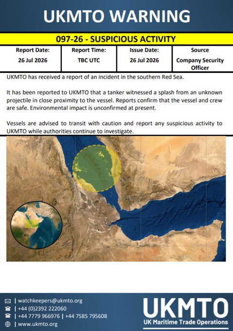 The image is a UKMTO (UK Maritime Trade Operations) warning dated 26 Jul 2026 reporting suspicious activity involving a projectile splash near a tanker in the southern Red Sea, with the vessel and crew confirmed safe. The accompanying post suggests crude oil fell to $85.50 on weekend trading platforms amid this real-world maritime security incident, implying the price drop may be detached from actual geopolitical risk.