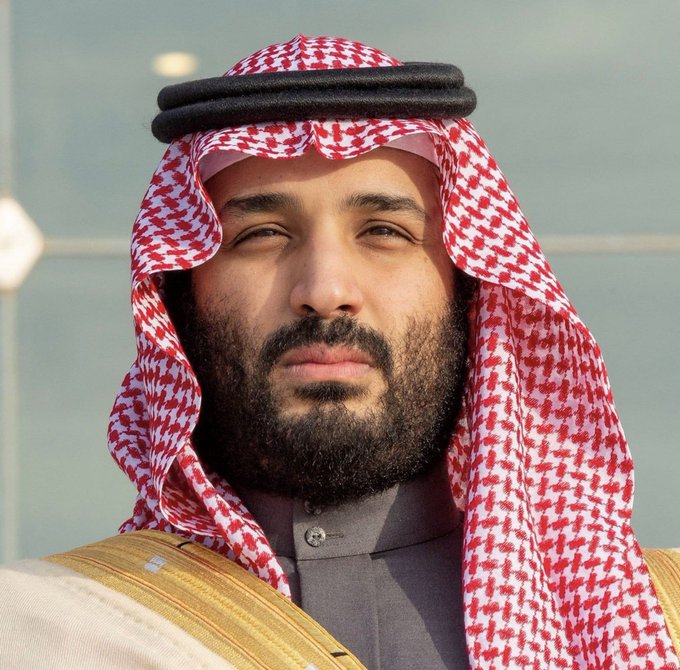 The image shows Saudi Crown Prince Mohammed bin Salman wearing a traditional red and white checkered keffiyeh with a black agal, paired with a dark bisht. His portrait accompanies news about Saudi Arabia's withdrawal from China's digital currency program, which suggests the country's strategic pivot toward maintaining financial independence and flexibility in its international partnerships, particularly in cross-border payment systems.