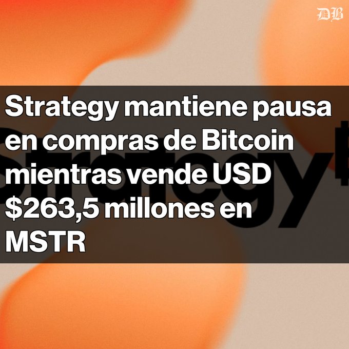 A news graphic in Spanish stating 'Strategy mantiene pausa en compras de Bitcoin mientras vende USD $263,5 millones en MSTR' against an orange gradient background.