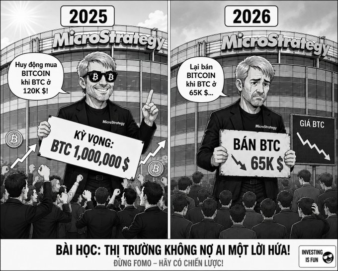 A two-panel black-and-white comic comparing MicroStrategy in '2025' (Michael Saylor in Bitcoin sunglasses calling for BTC $1,000,000) with '2026' (a distressed Saylor selling BTC at $65K), captioned 'BÀI HỌC: THỊ TRƯỜNG KHÔNG NỢ AI MỘT LỜI HỨA! ĐỪNG FOMO – HÃY CÓ CHIẾN LƯỢC!'