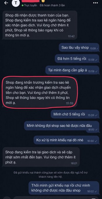 A Vietnamese customer service chat conversation where a customer is complaining about a delayed bank transaction check, with the shop's standard response highlighted in a red box.