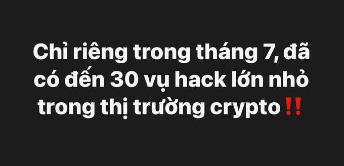 A black screen with white text in Vietnamese: 'Chỉ riêng trong tháng 7, đã có đến 30 vụ hack lớn nhỏ trong thị trường crypto!!'
