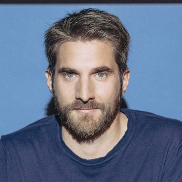 The image features a man with a beard wearing a blue shirt against a blue background. The caption reads "Ledger's CTO @P3b7_ stated that Bitcoin already has quantum-resistant algorithms at its disposal, but warned that the lack of coordination to adopt them remains one of the main challenges for the network." This suggests that there is an ongoing discussion about the potential benefits and challenges associated with using Bitcoin as a means of transaction.