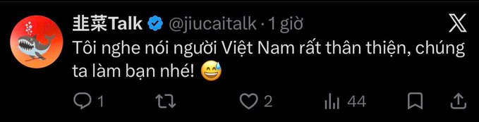 A screenshot of a tweet from verified account "韭菜Talk" (@jiucaitalk) posted 1 hour ago reads in Vietnamese: "Tôi nghe nói người Việt Nam rất thân thiện, chúng ta làm bạn nhé!😄" ("I heard Vietnamese people are very friendly, let's be friends!"), with 1 reply, 2 likes, and 44 views. The post connects to the context about Chinese friends attempting to speak Vietnamese on social media despite X (Twitter) being blocked in China.