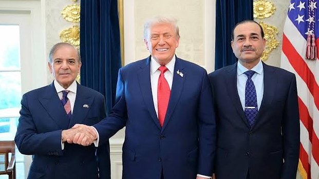 Former President Donald Trump is pictured with Pakistani Prime Minister Shehbaz Sharif and Army Chief Munir, likely from a meeting that preceded the January 2026 MoU for a $USD1 stablecoin.