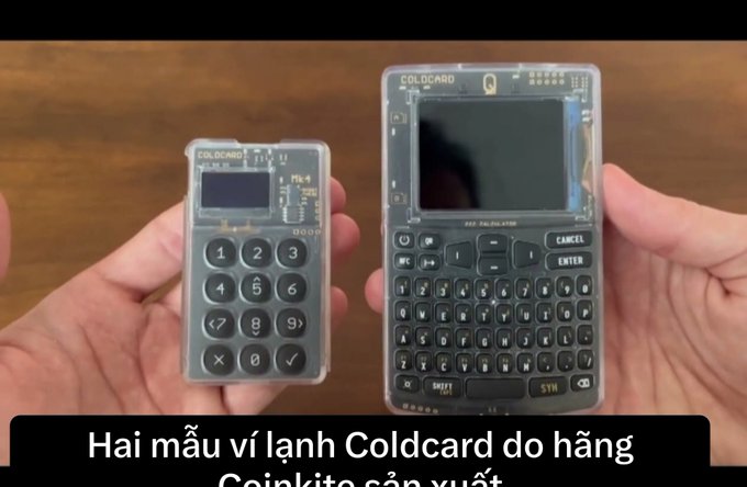 The image shows two Coldcard hardware wallets held in hands—a compact Mk4-style model on the left with a simple numeric keypad and small screen, and a larger Q1 model on the right featuring a full QWERTY keyboard and bigger display—overlaid with Vietnamese text reading "Hai mu ví lạnh Coldcard do hãng Coinkite sản xuất," meaning "Two Coldcard cold wallet models made by Coinkite." This relates to the accompanying post warning of a potential security breach on July 30, 2026, where attackers drained approximately 1,367 BTC (~$89 million) from 4,585 affected Coldcard addresses, undermining trust in these hardware wallet devices.