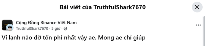 A screenshot of a Facebook post in Vietnamese by 'Cộng Đồng Binance Việt Nam' (TruthfulShark7670) asking 'Ví lạnh nào đỡ tốn phí nhất vậy ae. Mong ae chỉ giúp' (Which cold wallet has the lowest fees?).
