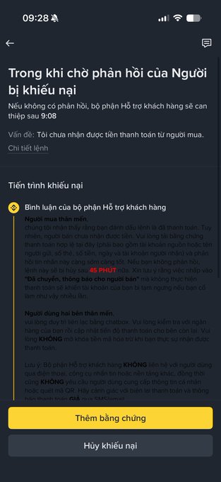 A mobile app screenshot in Vietnamese showing a complaint resolution status with the header 'Trong khi chờ phản hồi của Người bị khiếu nại' (Waiting for the respondent's response), displaying a timeline of customer support comments and buttons for 'Thêm bằng chứng' (Add evidence) and 'Hủy khiếu nại' (Cancel complaint).