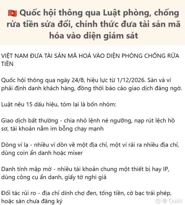 A Vietnamese news article titled 'Quốc hội thông qua Luật phòng, chống rửa tiền sửa đổi, chính thức đưa tài sản mã hóa vào diện giám sát' (National Assembly passes amended anti-money laundering law, officially bringing crypto assets under supervision), detailing 15 signs across four groups including abnormal transactions and unusual counterparties.