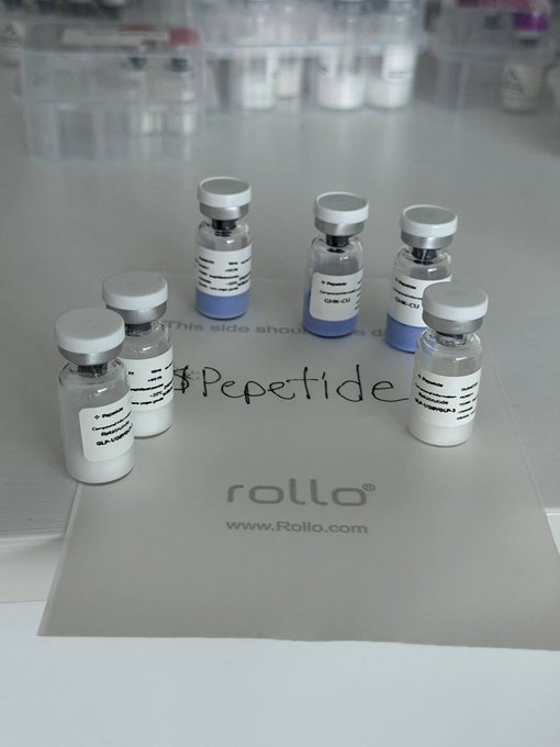 urns of different colored liquids labeled "Pepitide" are arranged on a white surface, with the word "rollo" visible.