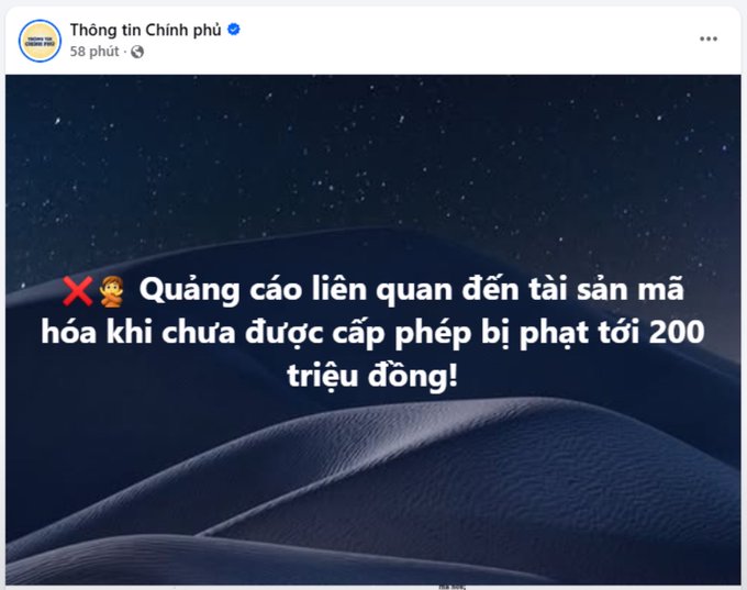 The image displays a Facebook post from the Vietnamese Government ("Thống tin Chinh phủ") warning that advertising crypto assets without a license ("quảng cáo liên quan đến tài sản mã hóa khi chưa được cấp phép") will result in fines up to 200 million đồng ("200 triệu đồng"), set against a background of sand dunes under a starry night sky.