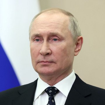 The image shows Vladimir Putin, and the accompanying text discusses his recent signing of a bill in Russia concerning cryptocurrency, drawing a parallel to the U.S. Clarity Act.