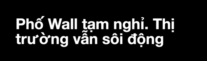 White text on a black background reading 'Phố Wall tạm nghỉ. Thị trường vẫn sôi động' (Vietnamese for 'Wall Street takes a break. The market is still bustling').