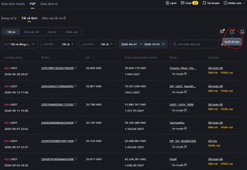 A screenshot of the Binance exchange platform displays an account statement for "BBL tin tiền" dated 08/16/22 to 10/30/22, showing multiple transactions. The user has highlighted the "Xuất CSV" (Export CSV) button in the top right corner, which corresponds with the accompanying post's instruction on how to export transaction data from Binance for tax reporting purposes.
