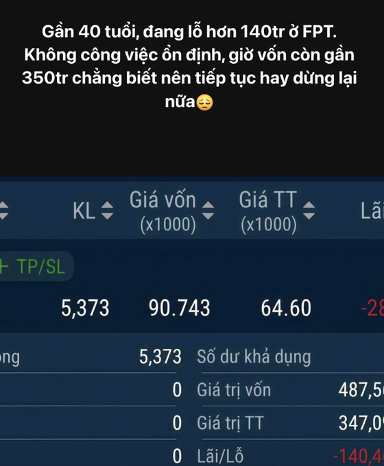 A screenshot of a Vietnamese stock trading app showing a significant loss, with overlaid text describing a nearly 40-year-old person facing 140 million VND in losses at FPT and struggling with decisions about continuing or stopping.