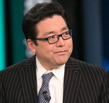 The image features a man wearing glasses, a suit, and a tie. He appears to be smiling or making a funny face for the camera. The caption of the image reads "Tom Lee’nin Bitmine’i dolar değerinde Ethereum satın aldı." This suggests that the man might be a well-known figure in the world of cryptocurrency, and his facial expression could be related to an interesting or amusing event involving this person.

The image is part of a series of posts on social media platforms, with the caption "Tom Lee’nin Bitmine’i dolar değerinde Ethereum satın aldı." This implies that the man's facial expression and attire are connected to some sort of news or story related to cryptocurrency.