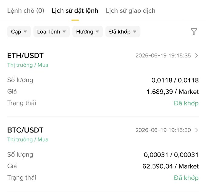 The image features a screenshot of a digital page with various elements such as text, numbers, and logos displayed in different languages including Vietnamese. The main focus is an account summary which provides information about the user's Bitcoin trading activities. Among these details, there are several types of Bitcoins listed out along with their respective market prices at different times of day on December 4th to December 5th, as indicated by the time stamp or date. Furthermore, some numbers are also shown in this summary, most likely representing the currency conversions for buying and selling Bitcoins.