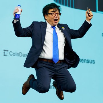 Tom Lee, chairman of BitMine ($BMNR), jumps in the air while holding a beverage at a CoinDesk/Consensus event, celebrating his prediction that the Robinhood Chain L2 mainnet launch on July 1—built on Arbitrum—will be one of crypto's biggest success stories of 2026.