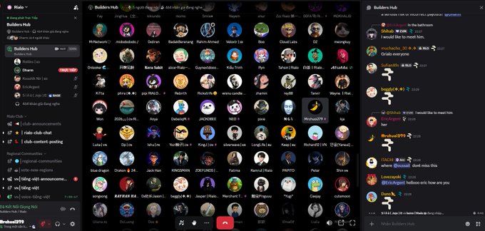 A Discord server interface called "Builders Hub" displayed in Vietnamese, showing member lists, chat channels, and community channels on a dark theme.