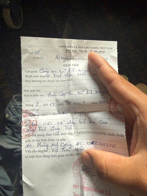A hand holds a Vietnamese police summons document (Giấy Mời) from Bắc Ninh province, dated July 27, 2026.