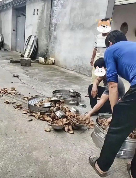The image shows several people in what appears to be a courtyard or alleyway, bent over and sorting through scattered food (possibly meat or offal) in metal basins and trays on the ground, with no visible text. The scene relates to the post by illustrating the unusual situation the poster is asking about, suggesting a potentially concerning or disruptive event in Guangxi.