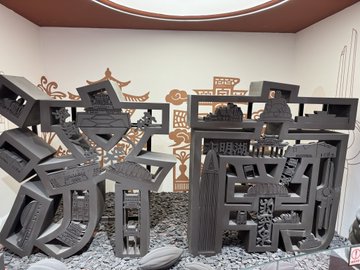 A nighttime view of the Daming Lake area showing a large artistic Chinese character sculpture installation made of stacked concrete-like blocks, with the post mentioning an evening walk at Daming Lake #STEPN.