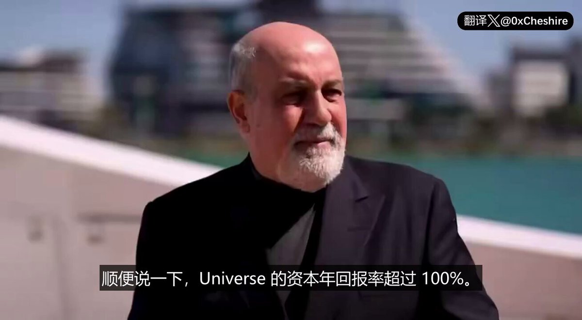 The image features a man wearing a suit, standing next to a body of water with buildings in the background. The man appears to be an older gentleman who has been interviewed for a news story or article. The text in the image reads "塔勒布：AI 比华尔街精英更懂地嘲讽了金融圈评论员", which is a quote from the man in the suit. The image also includes Chinese text, indicating that it was taken or written in China and possibly related to an AI news story or article.