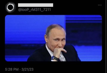 The image shows Russian President Putin, whose official signing of a cryptocurrency regulation law is reported in the accompanying post.