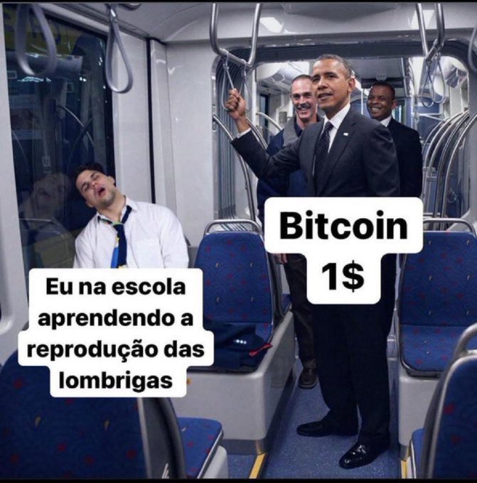A meme using the 'Obama on the bus' template with Portuguese text 'Eu na escola aprendendo a reprodução das lombricas' labeled on a sleeping man, contrasted with 'Bitcoin 1$' labeled on Obama.