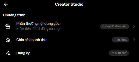 The image shows a Creator Studio screen in Vietnamese with three program options: "Phần thưởng nội dung gốc" (Original Content Rewards) marked "Không đủ điều kiện" (Not eligible), "Chia sẻ doanh thu" (Revenue Sharing) marked "Tạm dừng" (Paused), and "Đăng ký" (Subscribe) marked "Đã bị từ chối" (Rejected). This directly illustrates the post's concern about the user's paused revenue sharing status and uncertainty about qualifying for the upcoming Original Content Rewards Program.