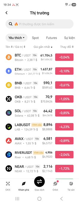 The image shows a smartphone screen displaying a cryptocurrency trading app with various Bitcoin prices across the top section of the screen. The app's interface appears to be in another language, indicating that it is designed for speakers of different native tongues. One particular line of text from a foreign post on June 2026 notes a significant drop in Bitcoin price, with Bitcoin trading volumes plunging to around 60,000 USD and the total market capitalization losing tens of billions of US Dollars (about 1.2% of the current market capitalization). The app appears to be focused on deep tech projects like @quipnetwork that are still attracting interest despite the market turbulence.