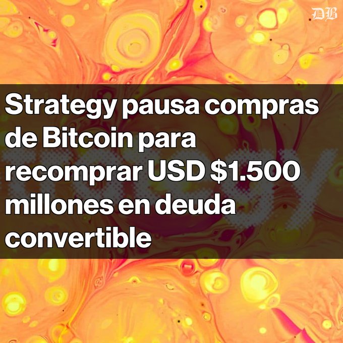 The image is of a close-up graphic featuring gold paint splatters against an orange background with the caption "Strategy pausa compras de Bitcoin Recompró USD $1.500 millones en deuda convertible. Utilizó USD $1.380 millones en efectivo, sin vender BTC". The image is used as the header of a post that talks about strategy and investing in Bitcoin. The post encourages people to invest in Bitcoin and shows how much they can make by making money on the trading market.