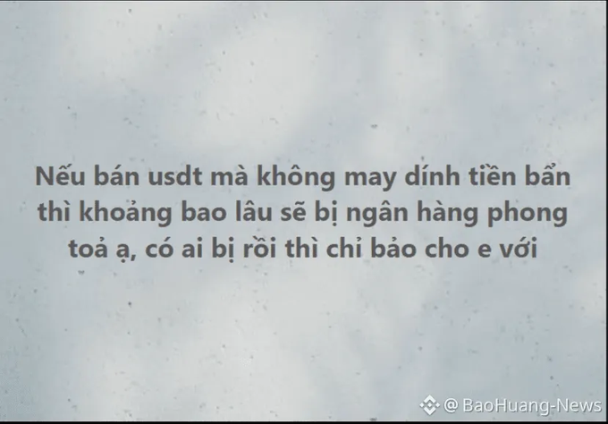 An image featuring Vietnamese text overlaid on a light, bokeh-style background, with the watermark "@BaoHuang-News" in the bottom right corner. The text reads: "Nếu bán usdt mà không may dính tiền bẩn thì khoảng bao lâu sẽ bị ngân hàng phong toả ạ, có ai bị rồi thì chỉ bảo cho e với," which translates to the post's question about how long it takes for a bank account to be frozen after unknowingly receiving dirty money from USDT sales.