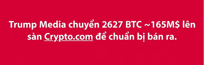 A red banner with white Vietnamese text reading 'Trump Media chuyển 2627 BTC ~165M$ lên sàn Crypto.com để chuẩn bị bán ra.'