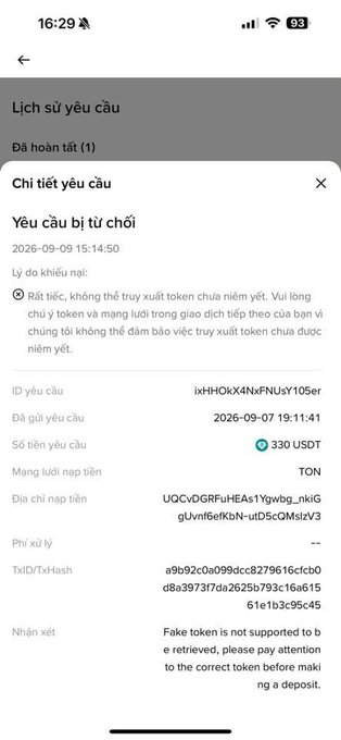 A Vietnamese-language transaction history screenshot showing a rejected withdrawal request for 330 USDT, with a system warning that the "Fake token is not supported to be retrieved" and advising to check the correct token before depositing. The image illustrates the post's warning about counterfeit USDT tokens that mimic the real one's name and logo but have different contract addresses.