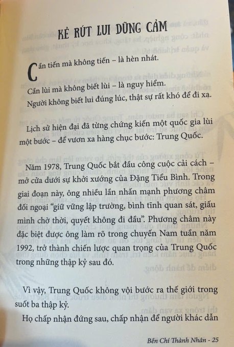 The image shows a page from a Vietnamese book titled **"Kẻ Rút Lui Dũng Cảm"** (The Brave Retreater) by **Bến Chỉ Thành Nhân** (page 25). The text discusses China's "Hide Strength, Bide Time" (giấu mình chờ thời) strategy under Deng Xiaoping following the 1978 reforms, illustrating how retreating strategically can lead to greater long-term advancement.

The image directly supports the post's message—"sometimes you have to step back one step to move forward three"—by presenting Deng Xiaoping's famous Chinese strategy of strategic retreat as a real-world example of this philosophy in action.