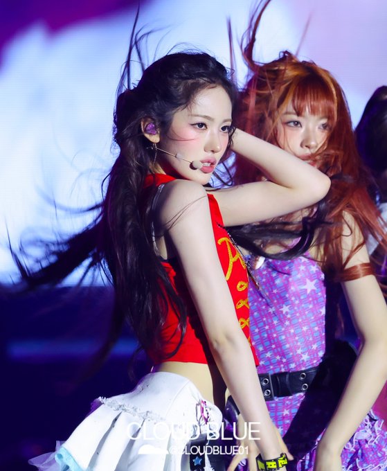 Two performers on stage, one in a red top and another in a pink star-patterned outfit, with a 'CLOUD BLUE' watermark at the bottom.