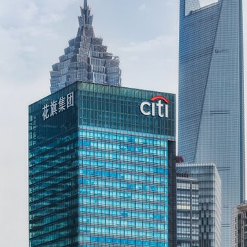The Citi bank building, displaying the "citi" logo and "花旗集团" (Citigroup) text, is shown against Shanghai's skyline, visually anchoring the news about the bank's $2.8T price predictions for Bitcoin ($113,000) and Ethereum ($3,028) over the next year.