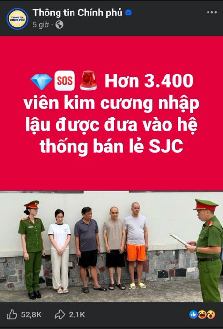 This image shows a social media post from "Thông tin Chính phủ" (Government Information) reporting that over 3,400 smuggled diamonds were integrated into the SJC retail system. The accompanying post mocks the news, suggesting SJC is "on the chopping block" and hinting at further corruption investigations.