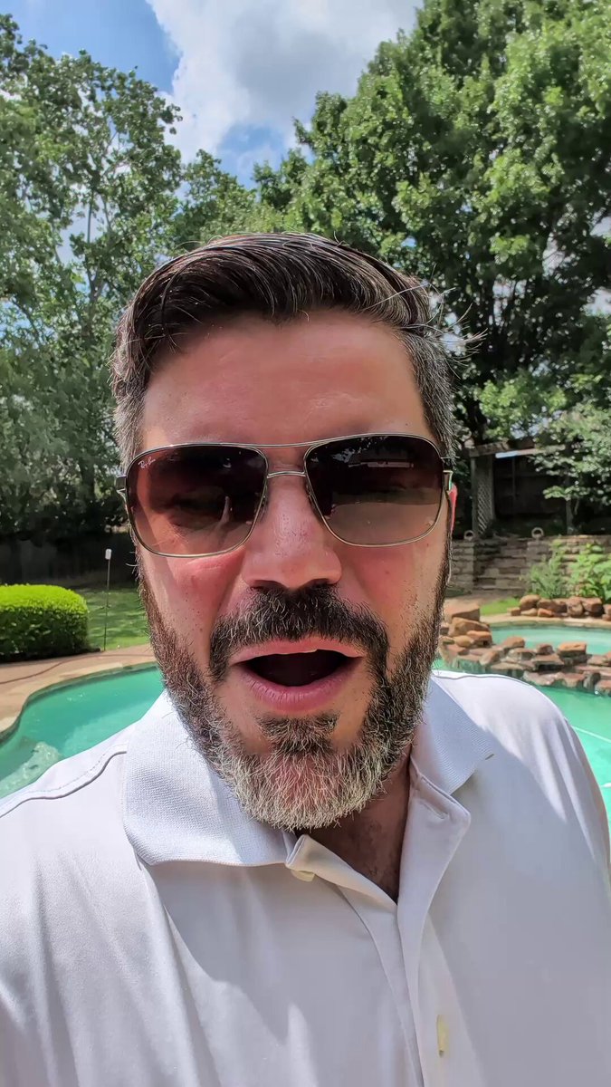 The image features a man wearing sunglasses, standing next to a pool or pond with trees around him. The photo has been edited to include text that reads "PG +3% desde mi video de ayer :). Ya sale el nuevo video!. Focus on what is in the image and how it relates to the post."
