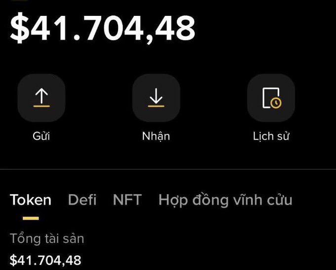 A cryptocurrency wallet interface showing a balance of $41,704.48 with options to Send (Gửi), Receive (Nhận), and view History (Lịch sử), with tabs for Token, Defi, NFT, and Perpetual Contracts (Hợp đồng vĩnh cửu).