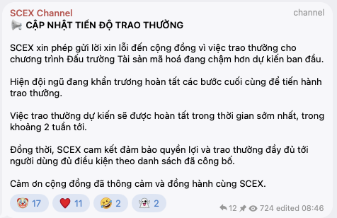 A Vietnamese text message from 'SCEX Channel' with the title 'CẬP NHẬT TIẾN ĐỘ TRAO THƯỞNG', explaining a delay in prize distribution due to bank account issues and promising resolution within two weeks.