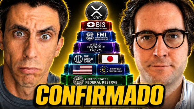 Two men flank a pyramid of stacked, glowing blocks labeled with global institutions and currencies (XRP, BIS, FMI, World Economic Forum, World Bank, Japan, European Central Bank, US flag, and US Federal Reserve), with the word "CONFIRMADO" displayed prominently below in yellow text — visually framing the discussion as a "confirmed" breakdown of how central banks, the yen carry trade, and major financial powers connect to XRP and the broader crypto sector.