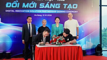 Five individuals pose at a table during a 'ĐỔI MỚI SÁNG TẠO DIGITAL INNOVATION SOLUTION PARTNERSHIP SIGNING CEREMONY' held in Da Nang on 12.10.2024.