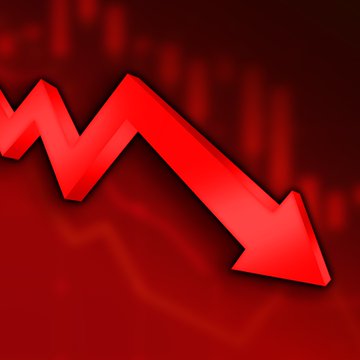 In the image, there's an arrow pointing downwards with the words "ALERT" and "SPACEX PRE-IPO MARKET FLASH CRASHES" surrounding it, indicating that it's related to a market crash. The text also states that the crash wiped out over $1.5 million leveraged longs across hundreds of traders in just 45 minutes. This visual representation conveys an urgent message about the financial situation and potential consequences for people involved in these leverage trading positions at the time of the crash.