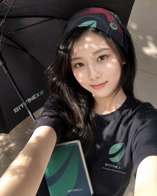 iced tea with a green umbrella and "bitinfex" logo on the side, accompanied by a black t-shirt with a green leaf design.