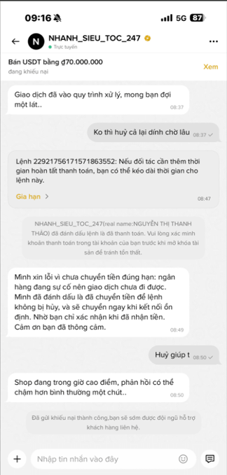 A Vietnamese-language chat conversation screenshot showing a dispute over an order for a '$70.000' item between a buyer ('NHANH_SIEU_TOC_247') and a seller discussing cancellations, delays, and refund issues.