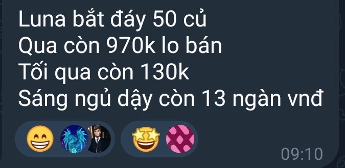 A Vietnamese text message on a dark background reads 'Luna bắt đáy 50 củ, Qua còn 970k lo bán, Tối qua còn 130k, Sáng ngủ dậy còn 13 ngàn vnđ', accompanied by laughing and other emojis and timestamped 09:10.