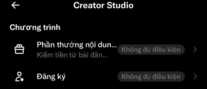 A screenshot of a 'Creator Studio' menu in Vietnamese, showing program options with 'Không đủ điều kiện' (Not eligible) labels next to 'Phần thưởng nội dung' (Content rewards) and 'Đăng ký' (Register) options.