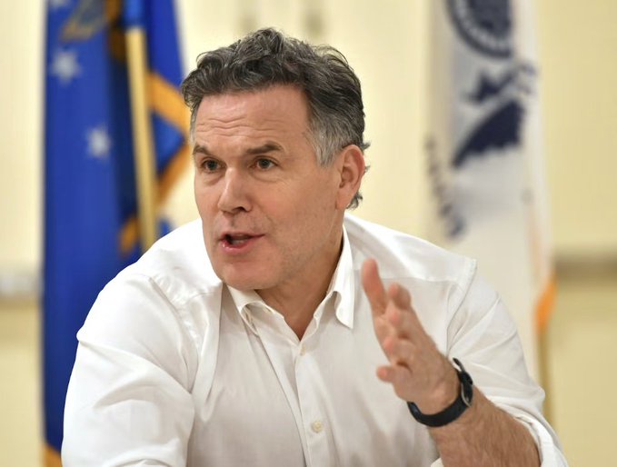 Senator Dave McCormick gestures while speaking, with the accompanying post highlighting his warning that the U.S. risks losing its crypto leadership if the CLARITY Act is not passed, ceding jobs, investment, and competitiveness to overseas rivals.
